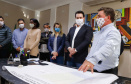 Um grave e antigo problema do trânsito de Arapongas, na Região Norte, será resolvido. O governador Carlos Massa Ratinho Junior esteve no município nesta quinta-feira (28) e confirmou a construção do Contorno Norte da cidade, obra esperada há anos pela população da região. A ordem de serviço foi assinada durante evento realizado na prefeitura.  O investimento previsto é de R$ 121,7 milhões e será feito pela empresa que administra o trecho, respeitando o contrato de concessão da BR-369.