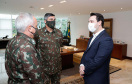 O governador Carlos Massa Ratinho Junior recebeu nesta terça-feira (02), no Palácio Iguaçu, o novo comandante militar do Sul do Exército Brasileiro, general Valério Stumpf. No encontro, o governador apresentou uma proposta de parceria do Exército para a elaboração de projetos estruturantes do Estado.
