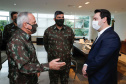 O governador Carlos Massa Ratinho Junior recebeu nesta terça-feira (02), no Palácio Iguaçu, o novo comandante militar do Sul do Exército Brasileiro, general Valério Stumpf. No encontro, o governador apresentou uma proposta de parceria do Exército para a elaboração de projetos estruturantes do Estado.
