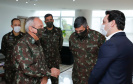 O governador Carlos Massa Ratinho Junior recebeu nesta terça-feira (02), no Palácio Iguaçu, o novo comandante militar do Sul do Exército Brasileiro, general Valério Stumpf. No encontro, o governador apresentou uma proposta de parceria do Exército para a elaboração de projetos estruturantes do Estado.
