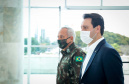 O governador Carlos Massa Ratinho Junior recebeu nesta terça-feira (02), no Palácio Iguaçu, o novo comandante militar do Sul do Exército Brasileiro, general Valério Stumpf. No encontro, o governador apresentou uma proposta de parceria do Exército para a elaboração de projetos estruturantes do Estado.
