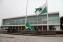 Ato de vandalismo na noite de segunda-feira exigiu a troca da bandeira, que foi instalada na tarde desta terça-feira (02), após remoção de pichações e conserto do mecanismo de hasteamento.
. Foto: Ari Dias/AEN