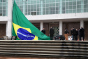 Ato de vandalismo na noite de segunda-feira exigiu a troca da bandeira, que foi instalada na tarde desta terça-feira (02), após remoção de pichações e conserto do mecanismo de hasteamento.
Foto: Ari Dias/AEN