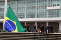 Ato de vandalismo na noite de segunda-feira exigiu a troca da bandeira, que foi instalada na tarde desta terça-feira (02), após remoção de pichações e conserto do mecanismo de hasteamento.
 Foto: Ari Dias/AEN