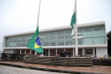 Ato de vandalismo na noite de segunda-feira exigiu a troca da bandeira, que foi instalada na tarde desta terça-feira (02), após remoção de pichações e conserto do mecanismo de hasteamento.
 Foto: Ari Dias/AEN