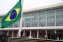 Ato de vandalismo na noite de segunda-feira exigiu a troca da bandeira, que foi instalada na tarde desta terça-feira (02), após remoção de pichações e conserto do mecanismo de hasteamento.
 Foto: Ari Dias/AEN