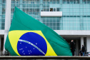 Ato de vandalismo na noite de segunda-feira exigiu a troca da bandeira, que foi instalada na tarde desta terça-feira (02), após remoção de pichações e conserto do mecanismo de hasteamento.
