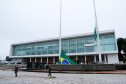 Ato de vandalismo na noite de segunda-feira exigiu a troca da bandeira, que foi instalada na tarde desta terça-feira (02), após remoção de pichações e conserto do mecanismo de hasteamento.

