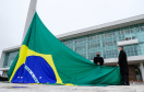 Ato de vandalismo na noite de segunda-feira exigiu a troca da bandeira, que foi instalada na tarde desta terça-feira (02), após remoção de pichações e conserto do mecanismo de hasteamento.
