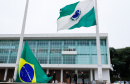 Ato de vandalismo na noite de segunda-feira exigiu a troca da bandeira, que foi instalada na tarde desta terça-feira (02), após remoção de pichações e conserto do mecanismo de hasteamento.
