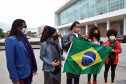 Representantes do Movimento Negro Organizado de Curitiba fizeram nesta quarta-feira (3) a entrega simbólica de uma bandeira nacional ao chefe da Casa Militar do Governo do Estado, tenente-coronel Welby Pereira Sales. O ato, acompanhado pela Superintendência Geral de Diálogo e Interação Social (Sudis), teve como objetivo de repudiar a ação de vandalismo que queimou, na segunda-feira (01), a Bandeira do Brasil que fica hasteada em frente ao Palácio Iguaçu. Foto: Nelson Orlando de Andrade/SUDIS