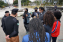 Representantes do Movimento Negro Organizado de Curitiba fizeram nesta quarta-feira (3) a entrega simbólica de uma bandeira nacional ao chefe da Casa Militar do Governo do Estado, tenente-coronel Welby Pereira Sales. O ato, acompanhado pela Superintendência Geral de Diálogo e Interação Social (Sudis), teve como objetivo de repudiar a ação de vandalismo que queimou, na segunda-feira (01), a Bandeira do Brasil que fica hasteada em frente ao Palácio Iguaçu. Foto: Nelson Orlando de Andrade/SUDIS
