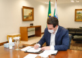 O presidente do Tribunal de Justiça do Paraná (TJPR), desembargador Adalberto Xisto Pereira, oficializou nesta terça-feira (9), em cerimônia no Palácio Iguaçu, um repasse de R$ 26 milhões para ações de combate ao novo coronavírus no Estado. Cerca de R$ 23 milhões já foram transferidos aos 399 municípios para ações emergenciais e os demais recursos serão usados pela Secretaria de Estado da Saúde para compra de insumos.
