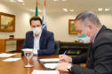 O presidente do Tribunal de Justiça do Paraná (TJPR), desembargador Adalberto Xisto Pereira, oficializou nesta terça-feira (9), em cerimônia no Palácio Iguaçu, um repasse de R$ 26 milhões para ações de combate ao novo coronavírus no Estado. Cerca de R$ 23 milhões já foram transferidos aos 399 municípios para ações emergenciais e os demais recursos serão usados pela Secretaria de Estado da Saúde para compra de insumos.
