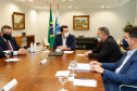 O presidente do Tribunal de Justiça do Paraná (TJPR), desembargador Adalberto Xisto Pereira, oficializou nesta terça-feira (9), em cerimônia no Palácio Iguaçu, um repasse de R$ 26 milhões para ações de combate ao novo coronavírus no Estado. Cerca de R$ 23 milhões já foram transferidos aos 399 municípios para ações emergenciais e os demais recursos serão usados pela Secretaria de Estado da Saúde para compra de insumos.
