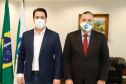 O presidente do Tribunal de Justiça do Paraná (TJPR), desembargador Adalberto Xisto Pereira, oficializou nesta terça-feira (9), em cerimônia no Palácio Iguaçu, um repasse de R$ 26 milhões para ações de combate ao novo coronavírus no Estado. Cerca de R$ 23 milhões já foram transferidos aos 399 municípios para ações emergenciais e os demais recursos serão usados pela Secretaria de Estado da Saúde para compra de insumos.
