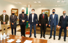 O presidente do Tribunal de Justiça do Paraná (TJPR), desembargador Adalberto Xisto Pereira, oficializou nesta terça-feira (9), em cerimônia no Palácio Iguaçu, um repasse de R$ 26 milhões para ações de combate ao novo coronavírus no Estado. Cerca de R$ 23 milhões já foram transferidos aos 399 municípios para ações emergenciais e os demais recursos serão usados pela Secretaria de Estado da Saúde para compra de insumos.
