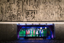 Teatro Guaíra faz exposição de figurinos na fachada