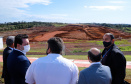 O governador Carlos Massa Ratinho Junior participou nesta quinta-feira (18) de uma reunião com a direção brasileira de Itaipu Binacional, em Foz do Iguaçu, e destacou que a parceria entre o Estado e a hidrelétrica é fundamental para ajudar o Paraná na retomada da economia. Na foto, vistoria da ampliação da pista de pouso e decolagem do aeroporto de Foz do Iguaçu