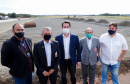 O governador Carlos Massa Ratinho Junior participou nesta quinta-feira (18) de uma reunião com a direção brasileira de Itaipu Binacional, em Foz do Iguaçu, e destacou que a parceria entre o Estado e a hidrelétrica é fundamental para ajudar o Paraná na retomada da economia. Na foto, vistoria da ampliação da pista de pouso e decolagem do aeroporto de Foz do Iguaçu