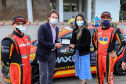 Uma rede de solidariedade organizada por dois pilotos, Lucas e Cristiano Bornemann, da Copa HB20, seus patrocinadores e a Hyundai Brasil arrecadou cerca de uma tonelada e meia de alimentos não perecíveis e 20 mil frascos de álcool spray aerosol na última semana. Os produtos foram entregues ao Governo do Estado nesta quinta-feira (18). A doação foi recebida pela primeira-dama Luciana Saito Massa, que preside o Conselho de Ação Solidária. Foto: Valdelino Pontes