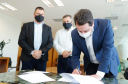 Governador Carlos MassaRatinho Junior assina o  decreto (4.885/20) com novas recomendações para restringir a circulação de pessoas nos municípios que compõem a Região Metropolitana de Curitiba. 