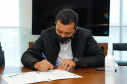 O governador Carlos Massa Ratinho Junior autorizou, nesta quarta-feira (24), o início das obras de recape asfáltico em 26 avenidas de Maringá, na Região Noroeste. O investimento por parte da Secretaria de Estado do Desenvolvimento Urbano e Obras Públicas é de R$ 10 milhões, a fundo perdido, com contrapartida do município de R$ 1,1 milhão.
