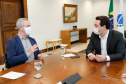 O governador Carlos Massa Ratinho Junior autorizou, nesta quarta-feira (24), o início das obras de recape asfáltico em 26 avenidas de Maringá, na Região Noroeste. O investimento por parte da Secretaria de Estado do Desenvolvimento Urbano e Obras Públicas é de R$ 10 milhões, a fundo perdido, com contrapartida do município de R$ 1,1 milhão.
