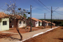 Cinquenta famílias no Norte Pioneiro do Estado que viviam em situação de risco ganharam nesta quinta-feira (25), as chaves da casa própria. O projeto é uma parceria entre Cohapar e a Secretária de Estado, da Justiça, Família e Trabalho (Sejuf), o órgão que coordena o programa Nossa Gente. As unidades habitacionais foram distribuídas em dois conjuntos, trinta casas no loteamento Pôr do Sol e vinte moradias no Bairro São Francisco de Assis.  