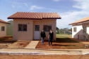 Cinquenta famílias no Norte Pioneiro do Estado que viviam em situação de risco ganharam nesta quinta-feira (25), as chaves da casa própria. O projeto é uma parceria entre Cohapar e a Secretária de Estado, da Justiça, Família e Trabalho (Sejuf), o órgão que coordena o programa Nossa Gente. As unidades habitacionais foram distribuídas em dois conjuntos, trinta casas no loteamento Pôr do Sol e vinte moradias no Bairro São Francisco de Assis. 