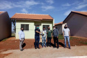 Cinquenta famílias no Norte Pioneiro do Estado que viviam em situação de risco ganharam nesta quinta-feira (25), as chaves da casa própria. O projeto é uma parceria entre Cohapar e a Secretária de Estado, da Justiça, Família e Trabalho (Sejuf), o órgão que coordena o programa Nossa Gente. As unidades habitacionais foram distribuídas em dois conjuntos, trinta casas no loteamento Pôr do Sol e vinte moradias no Bairro São Francisco de Assis. 