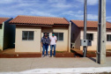 Cinquenta famílias no Norte Pioneiro do Estado que viviam em situação de risco ganharam nesta quinta-feira (25), as chaves da casa própria. O projeto é uma parceria entre Cohapar e a Secretária de Estado, da Justiça, Família e Trabalho (Sejuf), o órgão que coordena o programa Nossa Gente. As unidades habitacionais foram distribuídas em dois conjuntos, trinta casas no loteamento Pôr do Sol e vinte moradias no Bairro São Francisco de Assis. 