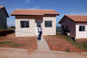 Cinquenta famílias no Norte Pioneiro do Estado que viviam em situação de risco ganharam nesta quinta-feira (25), as chaves da casa própria. O projeto é uma parceria entre Cohapar e a Secretária de Estado, da Justiça, Família e Trabalho (Sejuf), o órgão que coordena o programa Nossa Gente. As unidades habitacionais foram distribuídas em dois conjuntos, trinta casas no loteamento Pôr do Sol e vinte moradias no Bairro São Francisco de Assis. 