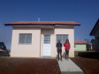 A Cohapar entregou nesta sexta-feira (3) a chave da casa própria para quarenta e duas famílias em situação de vulnerabilidade social, moradoras do município de Sengés. As unidades habitacionais fazem parte do programa Estadual Nossa Gente Paraná que visa à qualidade de vida por meio de moradias dignas. As casas são entregues aos beneficiários sem custo nenhum, pois são financiadas pelo Banco Interamericano de Desenvolvimento (BID).