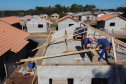 As 30 casas do novo conjunto habitacional de São João do Triunfo ainda têm a cor cinza de reboco na parede, madeira exposta nos telhados e como pano de fundo o corre-corre da construção civil, mas elas já estão visíveis em um espaço plano de 13,7 mil metros quadrados