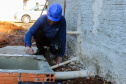 As 30 casas do novo conjunto habitacional de São João do Triunfo ainda têm a cor cinza de reboco na parede, madeira exposta nos telhados e como pano de fundo o corre-corre da construção civil, mas elas já estão visíveis em um espaço plano de 13,7 mil metros quadrados