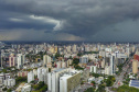 Uma semana depois de um ciclone extratropical atingir o Sul do País e trazer muitos estragos para o Paraná, o Estado fica novamente em alerta com a previsão de que o mesmo fenômeno se repita entre esta terça (07) e quarta-feira (08). Porém, desta vez os transtornos serão menores, já que o ciclone que se forma no Oceano Atlântico, entre o litoral do Rio Grande do Sul e o do Uruguai, é menos intenso, diz o Simepar. Foto:José Fernando Ogura/AEN