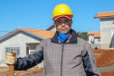 Nenaldo de Ramos está trabalhando na obra da Cohapar em Cantagalo, onde estão sendo construídas 119 casas urbanas do programa Nossa Gente Paraná. 