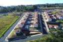 A Cohapar entregou nesta quarta-feira (15) o primeiro dos três conjuntos habitacionais construídos no município de Carambeí, na região dos Campos Gerais. Ainda nesta semana serão entregues os residenciais Jardim Novo Horizonte (quinta-feira) e Jardim Eldorado (sexta-feira), somando 154 unidades. Todos os imóveis são financiados pelo Fundo de Arrendamento Residencial (FAR).