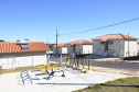 A Cohapar entregou nesta quarta-feira (15) o primeiro dos três conjuntos habitacionais construídos no município de Carambeí, na região dos Campos Gerais. Ainda nesta semana serão entregues os residenciais Jardim Novo Horizonte (quinta-feira) e Jardim Eldorado (sexta-feira), somando 154 unidades. Todos os imóveis são financiados pelo Fundo de Arrendamento Residencial (FAR).