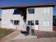 A Cohapar entregou nesta quarta-feira (15) o primeiro dos três conjuntos habitacionais construídos no município de Carambeí, na região dos Campos Gerais. Ainda nesta semana serão entregues os residenciais Jardim Novo Horizonte (quinta-feira) e Jardim Eldorado (sexta-feira), somando 154 unidades. Todos os imóveis são financiados pelo Fundo de Arrendamento Residencial (FAR).