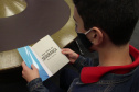 Aos 14 anos, Weiky Santos, filho do soldado Wanderley Rodrigues dos Santos, já é Youtuber e autor de um livro para crianças. “Uma ideia de segurança” trata de assuntos variados, mas, dentre as 120 páginas, divididas em 10 capítulos, a família ganha destaque. Na obra, o adolescente orienta os mais novos sobre abuso sexual, perigos na internet, bullying, drogas e o que fazer se der vontade de fugir de casa. 
Foto:SESP