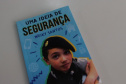 Aos 14 anos, Weiky Santos, filho do soldado Wanderley Rodrigues dos Santos, já é Youtuber e autor de um livro para crianças. “Uma ideia de segurança” trata de assuntos variados, mas, dentre as 120 páginas, divididas em 10 capítulos, a família ganha destaque. Na obra, o adolescente orienta os mais novos sobre abuso sexual, perigos na internet, bullying, drogas e o que fazer se der vontade de fugir de casa. 
Foto:SESP
