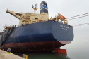 Um novo embarque recorde está sendo realizado no Corredor de Exportação do Porto de Paranaguá, nesta semana. No berço 214, o navio E.R Bayonne carrega 104,2 mil toneladas de farelo de soja. Este é o maior volume de granel de exportação já movimentado pelo porto.
Foto: Claudio Neves