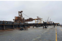 Um novo embarque recorde está sendo realizado no Corredor de Exportação do Porto de Paranaguá, nesta semana. No berço 214, o navio E.R Bayonne carrega 104,2 mil toneladas de farelo de soja. Este é o maior volume de granel de exportação já movimentado pelo porto.
Foto: Claudio Neves