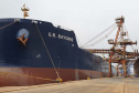 Um novo embarque recorde está sendo realizado no Corredor de Exportação do Porto de Paranaguá, nesta semana. No berço 214, o navio E.R Bayonne carrega 104,2 mil toneladas de farelo de soja. Este é o maior volume de granel de exportação já movimentado pelo porto.
Foto: Claudio Neves