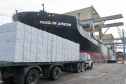 O Porto de Paranaguá faz nesta semana uma operação diferente. O navio Penguin Arrow, atracado no berço 215, opera, simultaneamente, dois tipos de cargas diferentes. Ao mesmo tempo que descarrega malte, é embarcada 45.758 toneladas de celulose – a segunda maior quantidade do produto movimentada no porto paranaense.