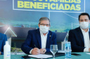 O convênio com a Pacaembu Construtora, empresa com sede em São Paulo, prevê investimentos de R$ 540 milhões. O acordo foi assinado nesta quarta-feira (5), em cerimônia no Palácio Iguaçu, pelo governador Carlos Massa Ratinho Junior, o presidente da Cohapar, Jorge Lange, prefeitos e representantes da empresa. A expectativa é que as casas fiquem prontas no primeiro semestre de 2022.