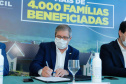 O convênio com a Pacaembu Construtora, empresa com sede em São Paulo, prevê investimentos de R$ 540 milhões. O acordo foi assinado nesta quarta-feira (5), em cerimônia no Palácio Iguaçu, pelo governador Carlos Massa Ratinho Junior, o presidente da Cohapar, Jorge Lange, prefeitos e representantes da empresa. A expectativa é que as casas fiquem prontas no primeiro semestre de 2022.