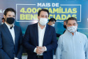 O convênio com a Pacaembu Construtora, empresa com sede em São Paulo, prevê investimentos de R$ 540 milhões. O acordo foi assinado nesta quarta-feira (5), em cerimônia no Palácio Iguaçu, pelo governador Carlos Massa Ratinho Junior, o presidente da Cohapar, Jorge Lange, prefeitos e representantes da empresa. A expectativa é que as casas fiquem prontas no primeiro semestre de 2022.